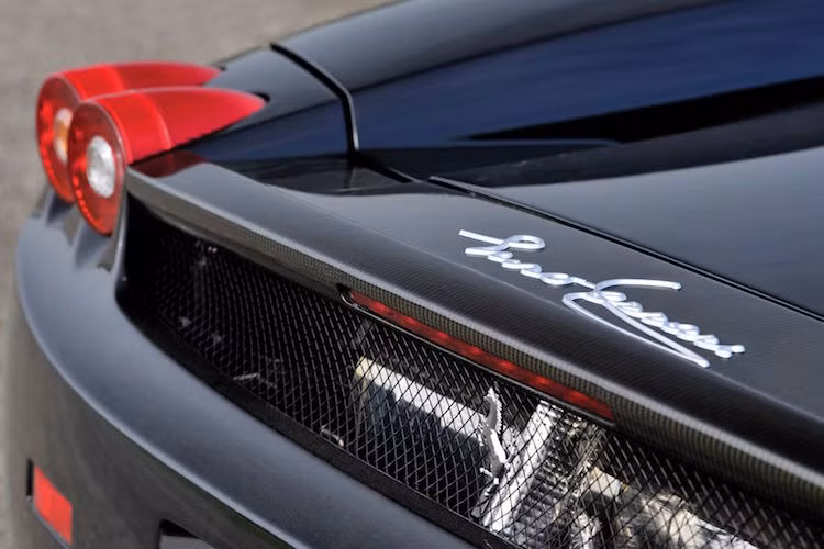 Đặc biệt lần này, một số chi tiết trên xe cũng đồng thời được nâng cấp lên sợi carbon như cánh đuôi phía sau và ốp gương. Ngoài ra, ở đuôi xe còn được gắn chữ ký của Enzo Ferrari, thay vì chỉ có logo chữ Ferrari như bao chiếc Enzo khác.