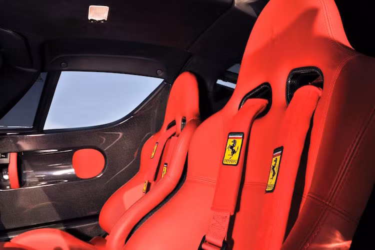 Toàn bộ các tấm ốp cửa cũng như một phần bảng táp-lô được làm từ sợi carbon, trong khi những ghế ngồi của xe được làm từ da đỏ và là loại ghế đua với dây đai an toàn 4 điểm.