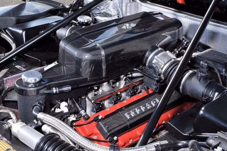 Phía sau khoang lái vẫn là khối động cơ V12 6.0l nạp khí tự nhiên quen thuộc của Enzo, với công suất tối đa 651 mã lực và mô-men xoắn cực đại 657 Nm. Tuy nhiên, hiện chưa rõ động cơ này được phục chế từ nửa thân sau văng ra ngoài, hay đã được Ferrari thay động cơ mới.