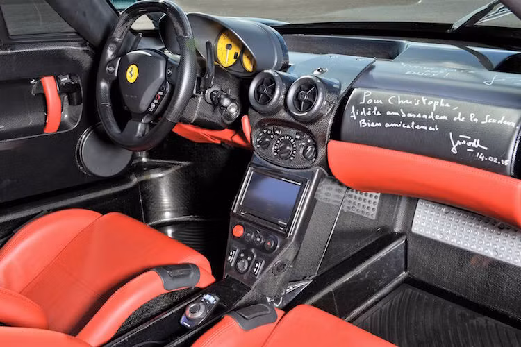 Bên trong nội thất cũng được nâng cấp thêm hệ thống thông tin giải trí kèm tính năng định vị vệ tinh và camera lùi. Ở trên bảng táp-lô bên phía hành khách có ghi thời điểm hoàn thành việc phục chế xe 14/2/2015 kèm theo lưu bút của các kỹ thuật viên tại Trung tâm của Ferrari.