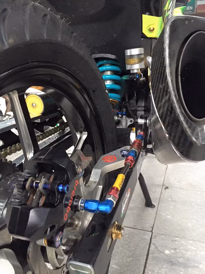 Hệ thống phanh sau cũng được nâng cấp lên heo Brembo và dây dầu Earl's, kèm theo pát chế đặc biệt.