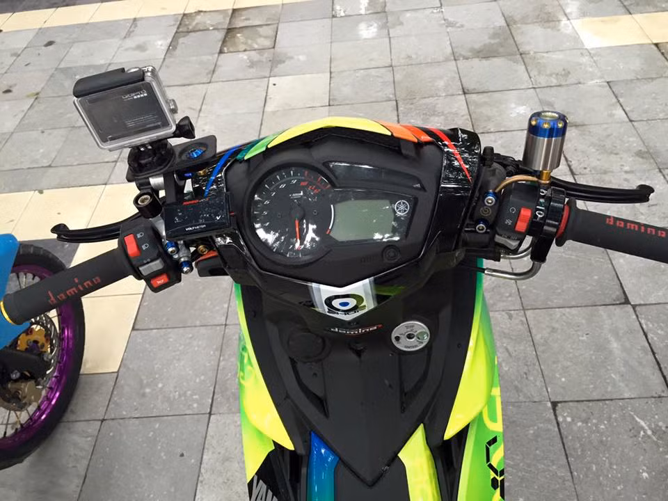 Đông hồ điện tử zin của Exciter được giữ lại, bên cạnh còn có thêm đồng hồ báo bình Koso và giá gắn camera GoPro.