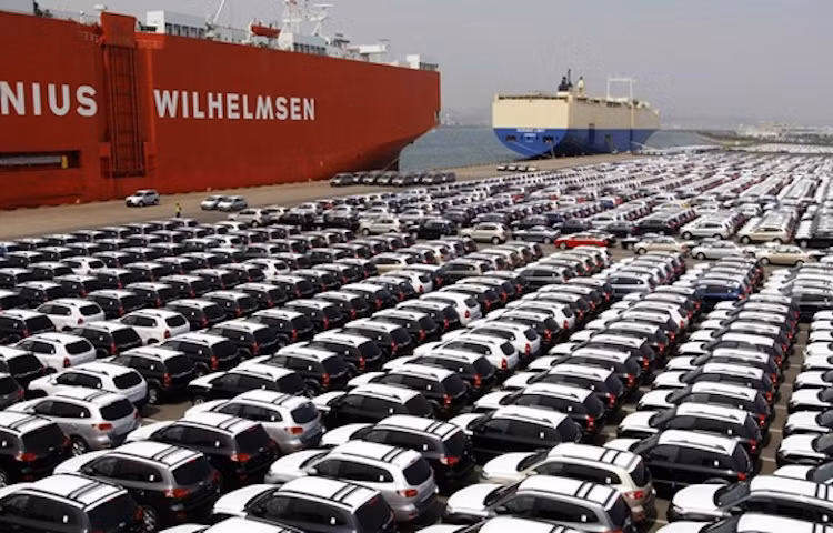 Tổng cục Thống kê cho biết, trong năm 2015 vừa qua lượng ôtô Việt Nam nhập khẩu về tổng cộng có 125.663 xe nguyên chiếc các loại, đạt tổng kim ngạch 2,985 tỷ USD, tăng 77% về lượng và 89% về giá trị so với cả năm 2014.