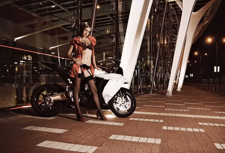  Siêu môtô KTM 1190 RC8 là mẫu xe thể thao nhanh nhất, mạnh mẽ nhất trong lịch sử hãng xe KTM của Áo. Mẫu xe này được sản xuất từ năm 2008 nhưng chỉ đến năm 2015 nó đã "kết thúc vòng đời".