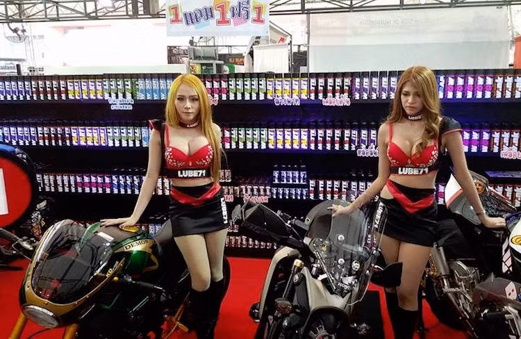 Những người mẫu này có mái tóc nhuộm nổi bật để quảng bá hình ảnh cho một hãng sơn xe.