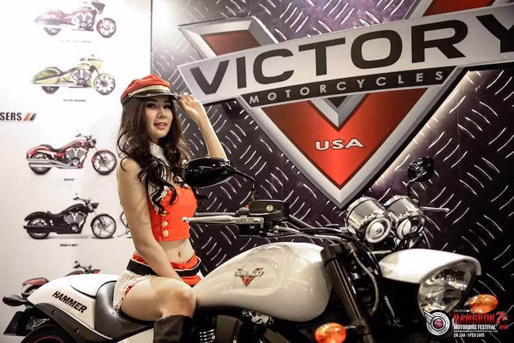 Một PG Girl trong bộ trang phục đậm chất Mỹ "tạo dáng" cùng Victory Hammer.