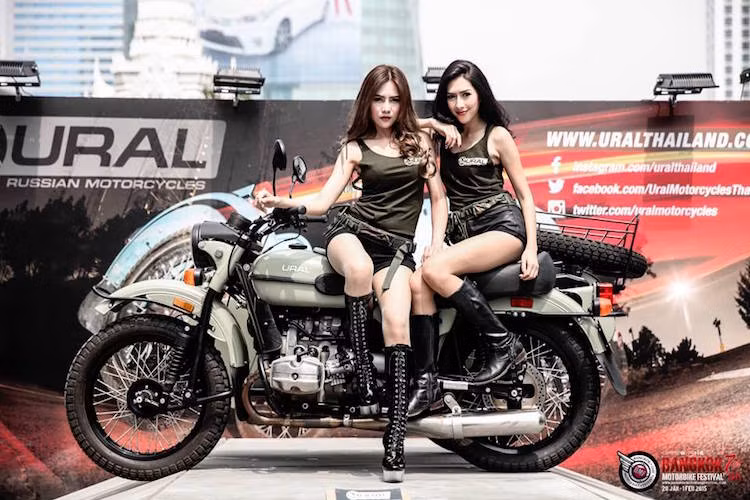 Vẻ đẹp cực cá tính của các "cô đào" tại gian hàng của xe 3 bánh sidecar Ural.