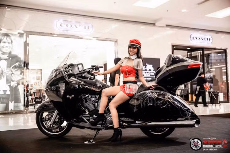 Một người đẹp khác tại khu trưng bày của Victory, lần này cô đứng bên cạnh dòng môtô touring "khủng" Vision.