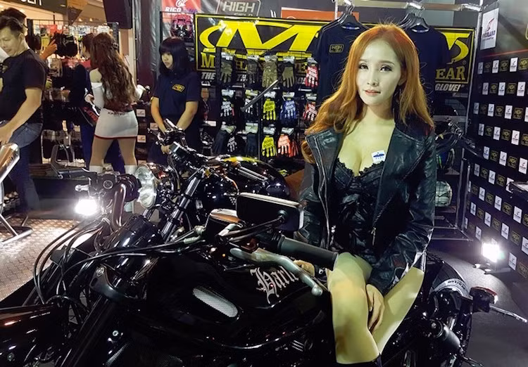 Người đẹp trên Harley-Davidson độ tại một gian phụ kiện.
