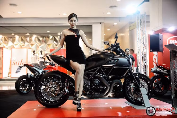 Hiện đang được tổ chức ở trung tâm thương mại Central World ở Bangkok, Thái Lan, lễ hội môtô Bangkok Motorbike Festival 2016 (BMF 2016) là một trong những sự kiện lớn nhất năm của biker Thái.