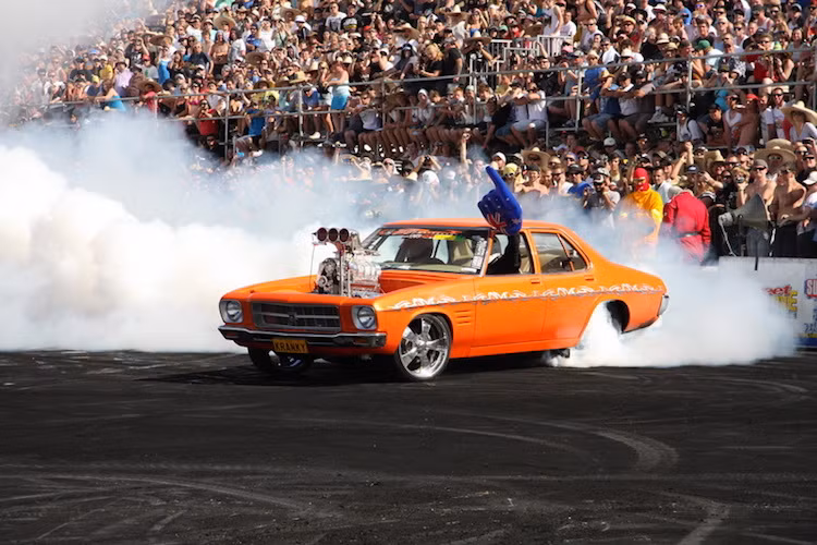 Phần lớn những chiếc xe tham gia Summernats đều là những mẫu xe cũ được độ lại, trang bị các động cơ V8 từ Ford, Chevrolet hay Chrysler và được trang bị thêm tăng áp hay siêu nạp để tăng công suất.