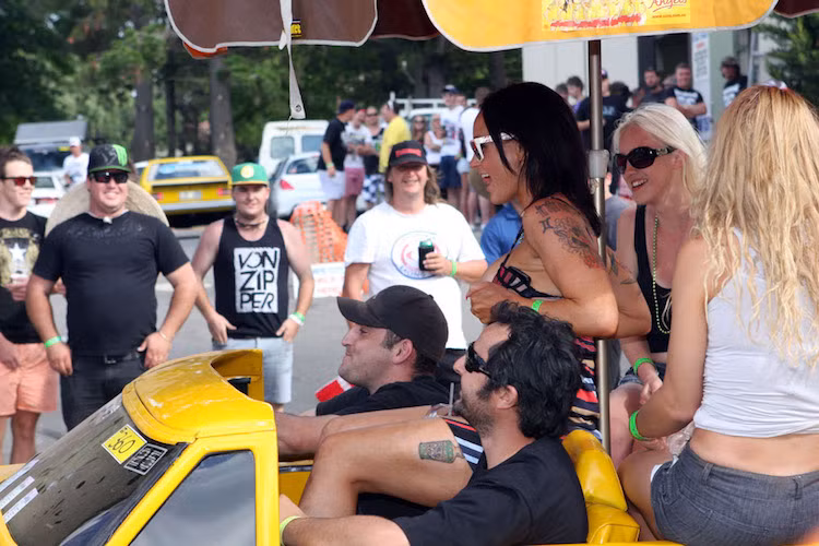 Tuy nhiên, không chỉ dừng lại ở một lễ hội "đốt lốp", Summernats còn là điểm đến của những người yêu xe nói chung nhờ có một bầu không khí lễ hội "đặc quánh", với nhạc luôn được phát và bia "tràn đầy ly".