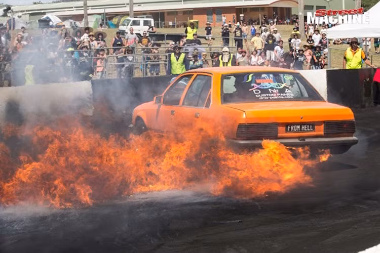 Những chiếc xe được "đốt lốp" cho tới khi có lửa cháy thật là "chuyện thường" tại Summernats. Sau những màn biểu diễn này, cản sau của xe thường bị biến dạng hoặc chảy hết, tuy nhiên các chủ xe đều không quan tâm tới vấn đề này.