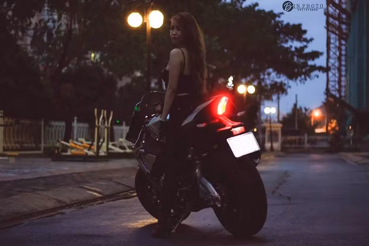 Không chỉ có kiểu dáng "mượn" từ xe đua, YZF-R1 2015 còn được ứng dụng những công nghệ có nguồn gốc từ Moto GP nhằm nâng cao khả năng vận hành.