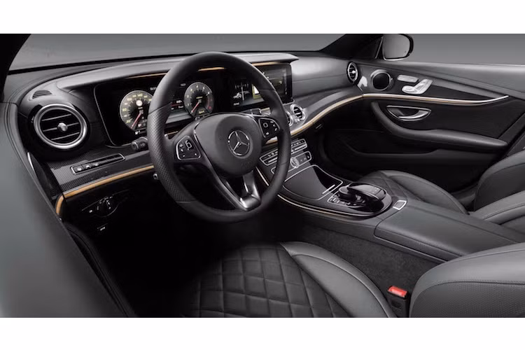 Các chi tiết trên E-Class mới được hoàn thiện cao cấp hơn và đem lại cảm giác như đang ngồi trong S-Class. Thậm chí một số tùy chọn tương tự S-Class cũng đã được đem xuống dòng xe này như dàn âm thanh Burmester.