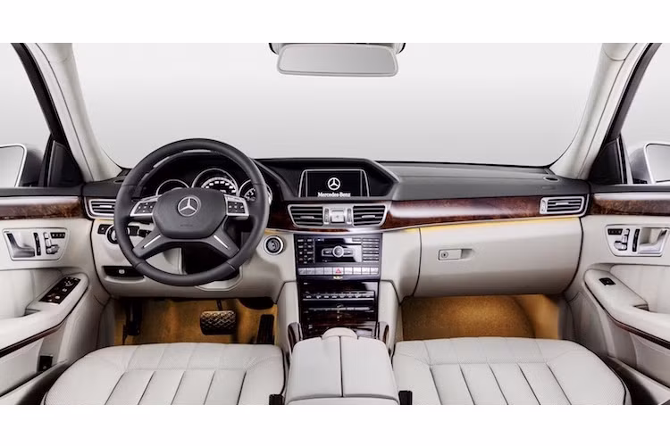 Bên trong nội thất, 2 chiếc xe này còn khác biệt hơn nữa. E-Class thế hệ cũ dù có nội thất sang trọng nhưng lại hơi quá "thô ráp" với những đường nét vuông vắn. Màn hình hệ thống thông tin giải trí trên bảng táp-lô có kích thước nhỏ, trong khi bảng đồng hồ vẫn là loại chạy cơ.