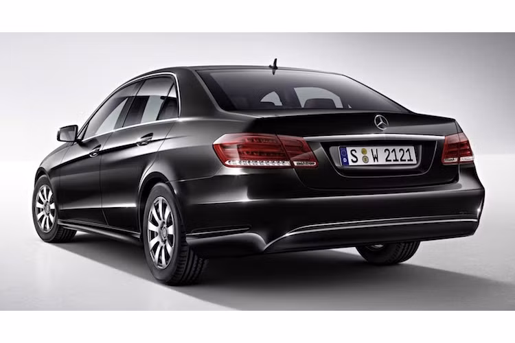 Phần đuôi của 2 chiếc xe có thiết kế hoàn toàn khác biệt, khi E-Claas W212 sở hữu những đèn hậu kích thước lớn đặt ngang và cũng khá góc cạnh.