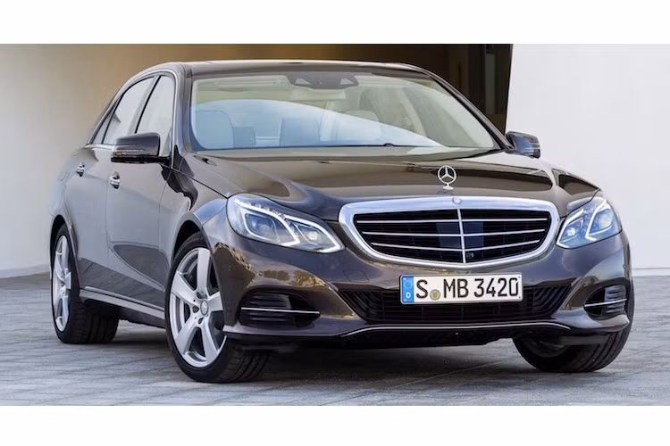 Tuy nhiên, kể từ phần đầu trở về sau, 2 thế hệ này đã có sự khác biệt rất lớn. Trong đó, E-Class W212 sở hữu thân xe góc cạnh hơn, mạnh mẽ hơn.