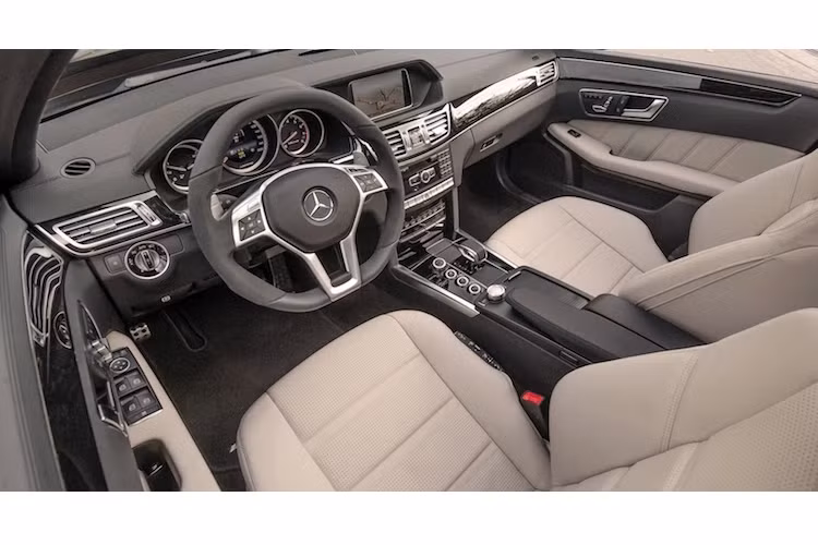 Về các trang bị và tiện nghi bên trong cabin, một lần nữa E-Class thế hệ cũ lại thua kém khá nhiều so với thế hệ mới.