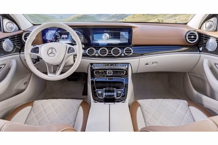 Nhờ có nội thất thiết kế theo phong cách mềm mại từ S-Class, E-Class mới trở nên sang trọng và hiện đại hơn bao giờ hết. Các phiên bản cao cấp của xe được trang bị tới 2 màn hình 12,3 inch 1920 x 720 pixel, trong đó một màn hình đồng thời là bảng đồng hồ kỹ thuật số.