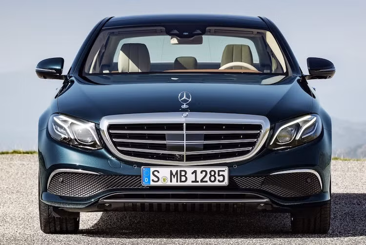 Được ra mắt tại triển lãm Detroit vừa được tổ chức tại Mỹ, thế hệ Mercedes E-Class 2016 mới nhất với tên mã W213 là đã được Mercedes thiết kế lại từ đầu, thay thế cho model W212 trước đó.