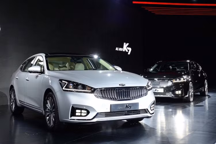 Đã từng được hé lộ từ vài tháng trước nhưng phải tới 26/1 vừa qua, Kia mới chính thức ra mắt mẫu sedan sang trọng Kia K7 thế hệ mới tại thị trường Hàn Quốc.