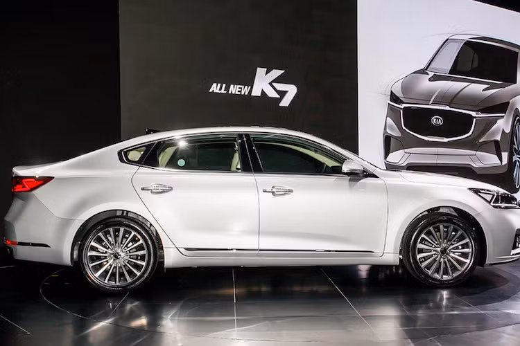Về kích thước, K7 thế hệ mới cũng lớn hơn khá nhiều so với thế hệ cũ, đạt chiều dài 4,97 m, rộng 1,87 m và cao 1,46 m. Tùy từng phiên bản, chiếc xe sẽ có trọng lượng dao động từ 1565 tới 1670 kg.