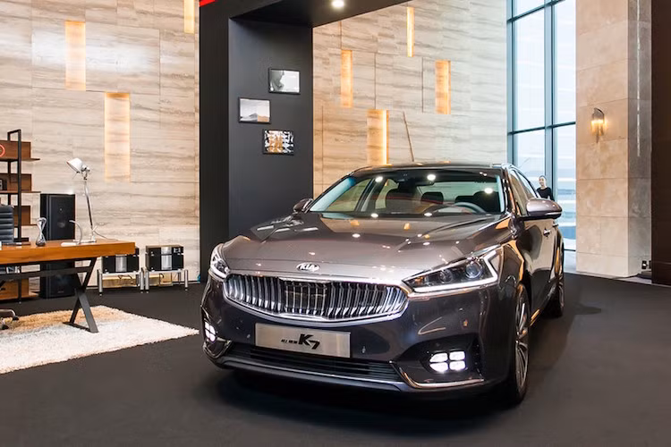 Tại Hàn Quốc, phiên bản thấp nhất của K7 sẽ được trang bị động cơ 4 xi-lanh 2.4l hoàn toàn mới, có công suất tối đa 187 mã lực. Ngoài ra, xe còn có phiên bản động cơ 2.2l turbodiesel 199 mã lực.