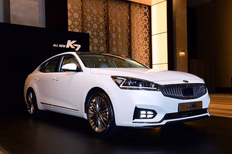 Theo dự kiến, sau khi ra mắt thị trường Hàn Quốc, Kia K7 sẽ tiếp tục được "trình làng" khách hàng Thế giới tại triển lãm Geneva 2016 vào tháng 3.