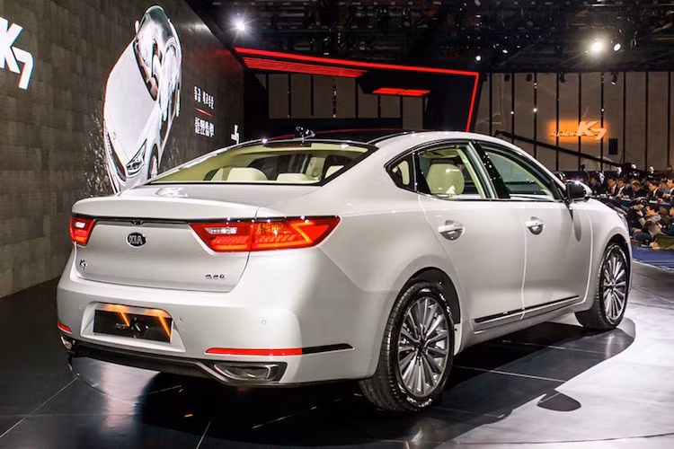 Phần đuôi của K7 mới cũng được áp dụng phong cách thiết kế tương tự đầu xe với đèn hậu có dải LED hình chữ Z, nhưng đơn giản hơn với nẹp chrome chạy nối liền giữa hai đèn hậu.