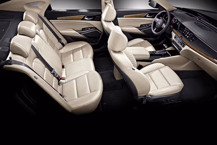 Các ghế ngồi của xe được bọc da cao cấp, cùng với những phần được chần chỉ vân con thoi trông "sang" không kém gì các đối thủ từ châu Âu. Cabin của xe càng tạo cảm giác sang trọng hơn nhờ các chi tiết ốp gỗ và kim loại.