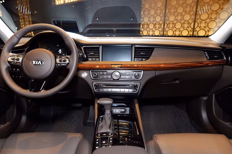 Bên trong nội thất, K7 thế hệ mới gây ấn tượng bởi bảng táp-lô đơn giản nhưng thoáng, rộng. Chiếc xe còn có một màn hình hệ thống thông tin giải trí lớn, hệ thống âm thanh Krell, vô-lăng 3 chấu đa chức năng và bệ tì tay bọc da.