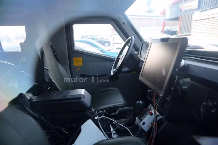 Nội thất trong xe vắng bóng các trang bị tiện nghi, thay vào đó là một máy tính chuyên dụng lớn và các ghế ngồi đơn giản.
