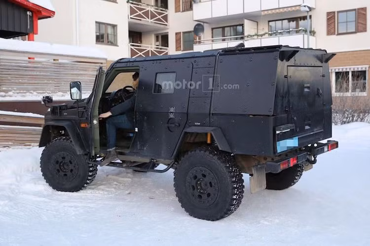 Toàn bộ phần khoang xe từ hàng ghế thứ 2 trở về sau cũng đã được làm kín hoàn toàn, biến G-Class LAPV trở thành một chiếc xe thùng kín chở khí tài và các nhu yếu phẩm quan trọng một cách an toàn.