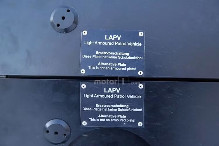 Tên gọi của xe được ghi trên các bảng tên bắn đinh tán vào phía sau, kèm theo lưu ý thân xe không chống đạn. Tuy nhiên chắc chắn phiên bản sản xuất hàng loạt của G-Class LAPV sẽ có khả năng chống đạn 7,62x39 mm ở khoảng cách 30 m và mìn 6 kg theo chuẩn STANAG Level 2.
