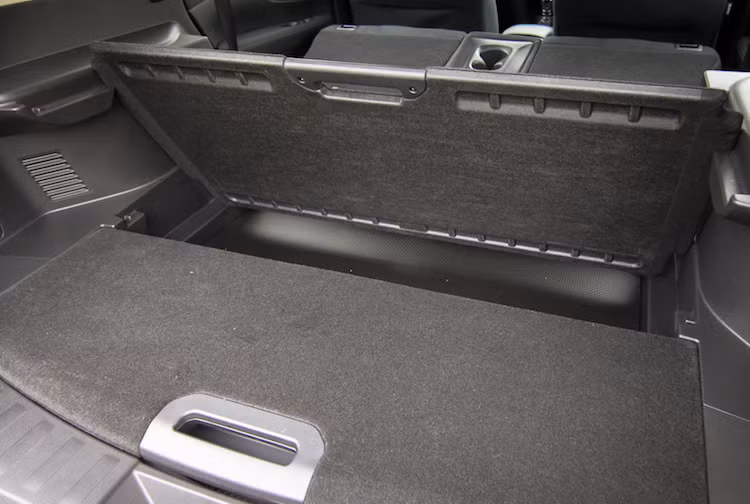 Bình thường, sàn khoang hành lý được che bởi 2 tấm nhựa lớn. Trong đó, một tấm nhựa ở phía sau có khả năng dựng lên để trở thành vách ngăn, ngăn những hành lý bẩn dính vào ghế sau.