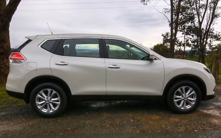 Hai bên thân xe của X-Trail phiên bản mới cũng sở hữu thiết kế tinh tế và thời trang với các đường nét dập nổi uốn lượn "như lụa". Khó có thể tìm thấy nét chung của chiếc xe mới với thế hệ cũ khá vuông vức.