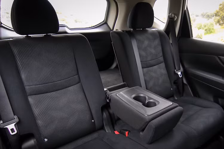 X-Trail có tổng cộng 5 chỗ ngồi, trong đó hàng ghế sau có thể ngồi được 3 người nếu gập tựa tay lên. Tuy nhiên tại Indonesia, chiếc xe còn có phiên bản 7 chỗ với 3 hàng ghế. Các ghế ngồi được bọc vải trên phiên bản thường, nhưng được nâng cấp lên da trên những bản cao cấp hơn.