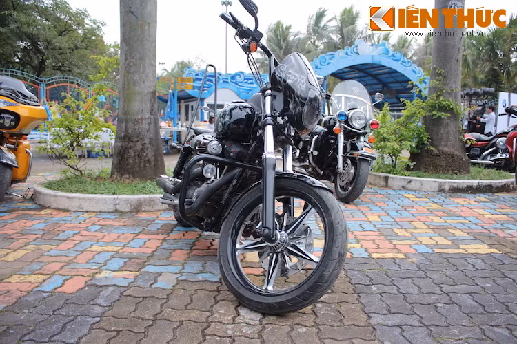 Sons of Anarchy là một series phim hành động dài tập xoay quanh một băng nhóm chơi dòng xe môtô Harley-Davidson, được lấy ý tưởng từ băng Hells Angels ngoài đời thực. Khởi chiếu lần đầu vào năm 2008, tới thời điểm hiện tại, phim đã trải qua được 8 phần.