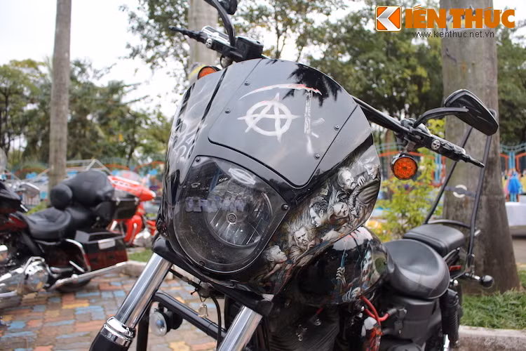 Chiếc Harley-Davidson Dyna Street Bob của biker tại TP HCM được trang bị quây gió ở phần đầu giống xe của nhân vật Jax trong Son of Anarchy, đồng thời được sơn airbrush logo của series phim kèm theo hình ảnh các nhân vật chính trong phim.