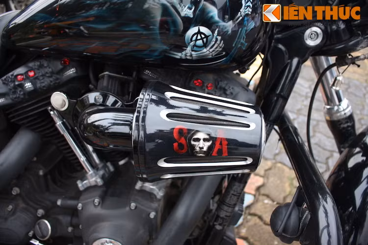 Khối động cơ Twin Cam 103 nguyên bản được độ thêm lọc gió Screamin Eagle, trên bề mặt được sơn airbrush hình khuôn mặt của nhân vật chính Jax Teller để "ăn nhập" với phong cách tổng thể chiếc xe.