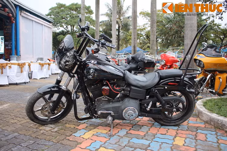 Phần tay lái của xe cũng được độ lại dạ "tay lái khỉ" hình chữ T, vươn cao giống như những chiếc Harley-Davidson được sử dụng trong loạt phim Sons of Anarchy mà Jax Teller hay Ople Winston điều khiển.