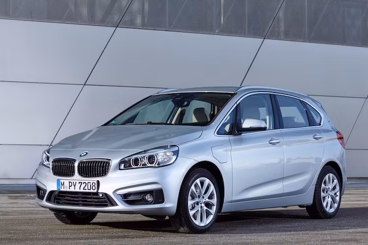 Là thành viên mới nhất trong dòng MPV cỡ nhỏ BMW 2 Series Active Tourer, BMW 225xe là một mẫu "xe xanh" với hệ động lực xăng-điện hybrid plug-in.
