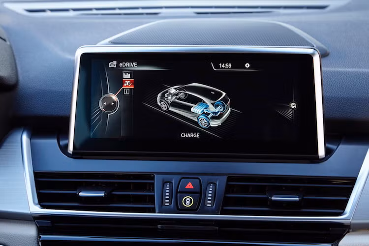 Chi tiết dễ dàng nhất để phân biệt 225xe đó là hệ thống thông tin giải trí iDrive trên xe có thêm các chế độ quản lý hệ động lực hybrid và các thềm cửa nẹp chữ eDrive với đèn LED ánh sáng xanh.