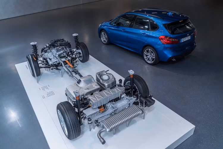 Với động cơ xăng dẫn động cầu trước, 225xe có khả năng dẫn động 4 bánh khi dùng kèm với mô-tơ điện. Chính vì vậy, chiếc xe có khả năng tăng tốc từ 0-100 km/h trong 6,7 giây và tốc độ tối đa 206 km/h.