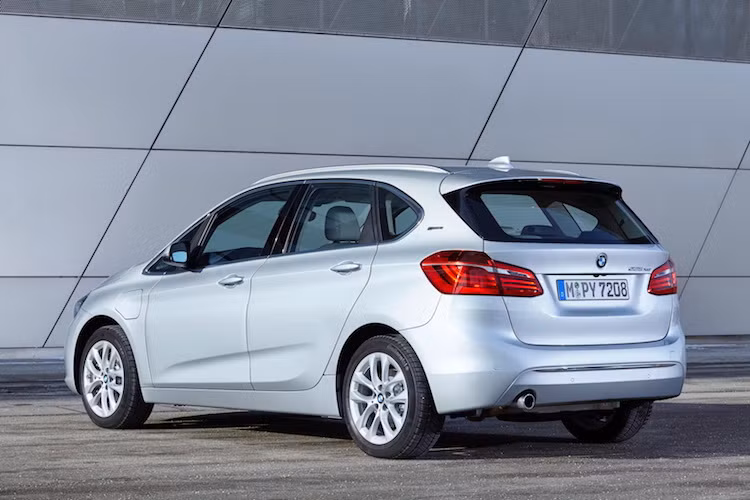 Kiểu dáng bên ngoài của BMW 225xe giống y hệt các phiên bản 2 Series Active Tourer khác, ngoại trừ 2 điểm khác biệt là logo e-Drive ở cột D và ổ cắm dây điện sạc trên vè phải bánh trước.