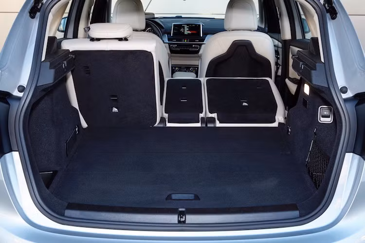 Dù có thêm động cơ điện kèm khối pin nhưng không gian hành lý của 225xe vẫn không hề bị ảnh hưởng. Với lưng hàng ghế sau có thể gập 40/20/40, chiếc xe cũng đem lại khả năng sắp xếp khoang hành lý tiện dụng.