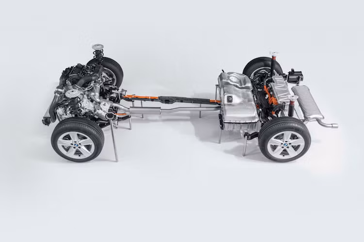 Cung cấp sức mạnh cho 225xe là một động cơ xăng 1.5l 3 xi-lanh tăng áp 136 mã lực được nối với mô-tơ điện 88 mã lực ở phía sau, đem tới tổng công suất 224 mã lực và mô-men xoắn cực đại 385 Nm. Về cơ bản, hệ động lực này "y hệt" chiếc siêu xe BMW i8, chỉ bị giảm công suất xuống.