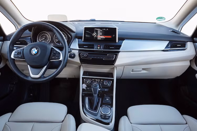 Tương tự, nội thất của chiếc xe cũng không có gì quá khác biệt so với các phiên bản thường, với ghế bọc da và những chi tiết ốp sơn màu bạc.