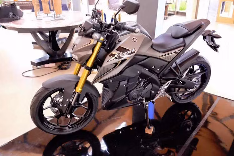 Giống như những mẫu xe côn tay của Yamaha, Xabre sở hữu thiết kế thể thao với những đường nét cắt xẻ đẹp mắt.